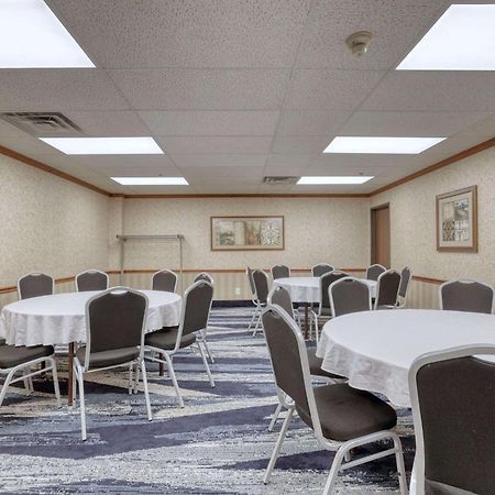 Comfort Suites Appleton Airport Buitenkant foto
