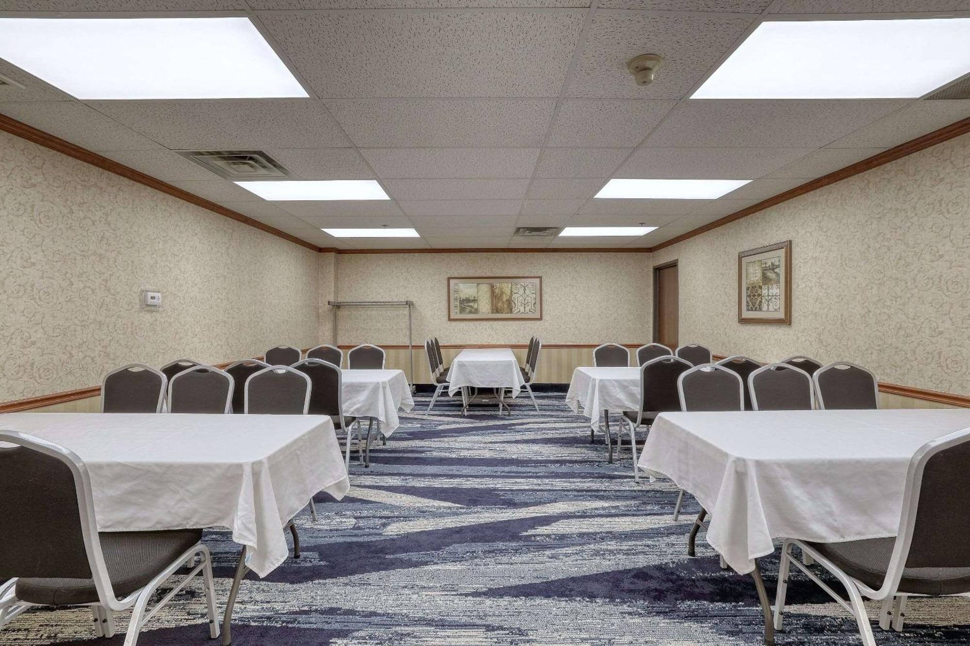 Comfort Suites Appleton Airport Buitenkant foto