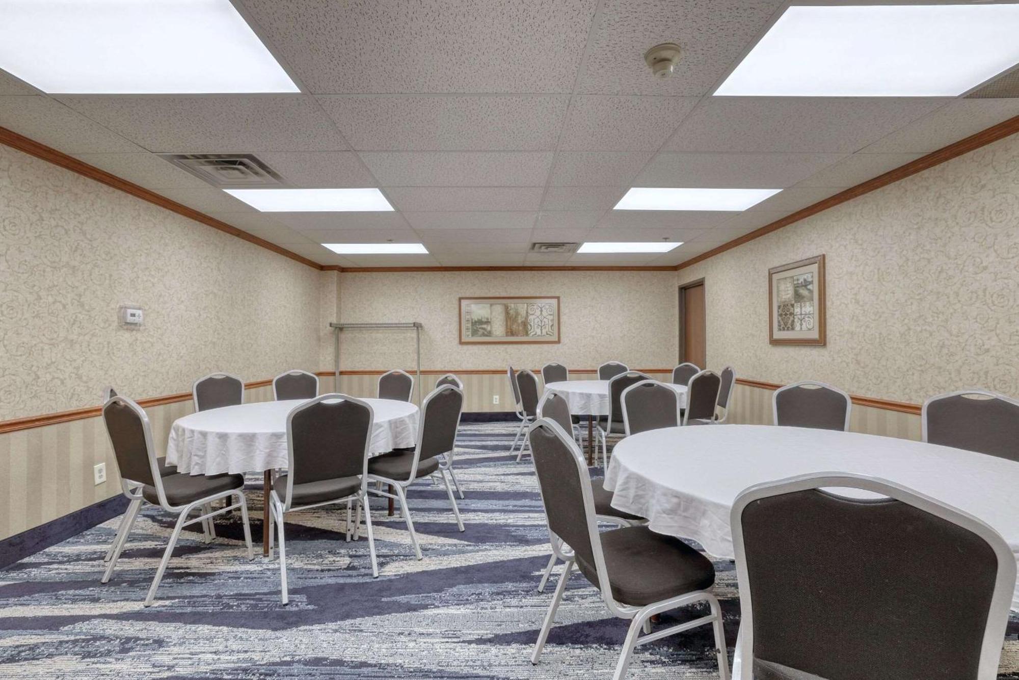 Comfort Suites Appleton Airport Buitenkant foto