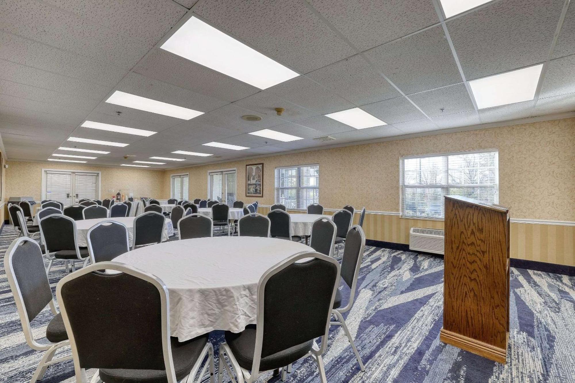 Comfort Suites Appleton Airport Buitenkant foto