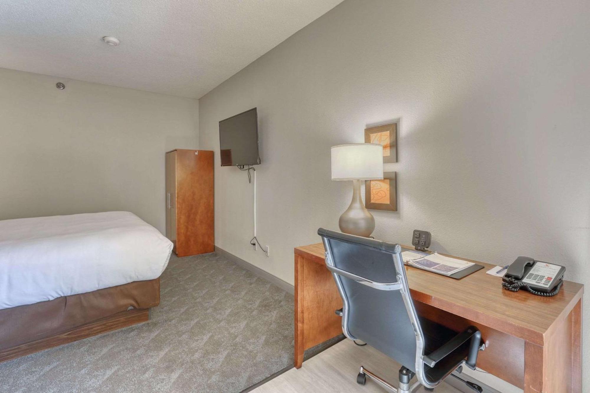 Comfort Suites Appleton Airport Buitenkant foto