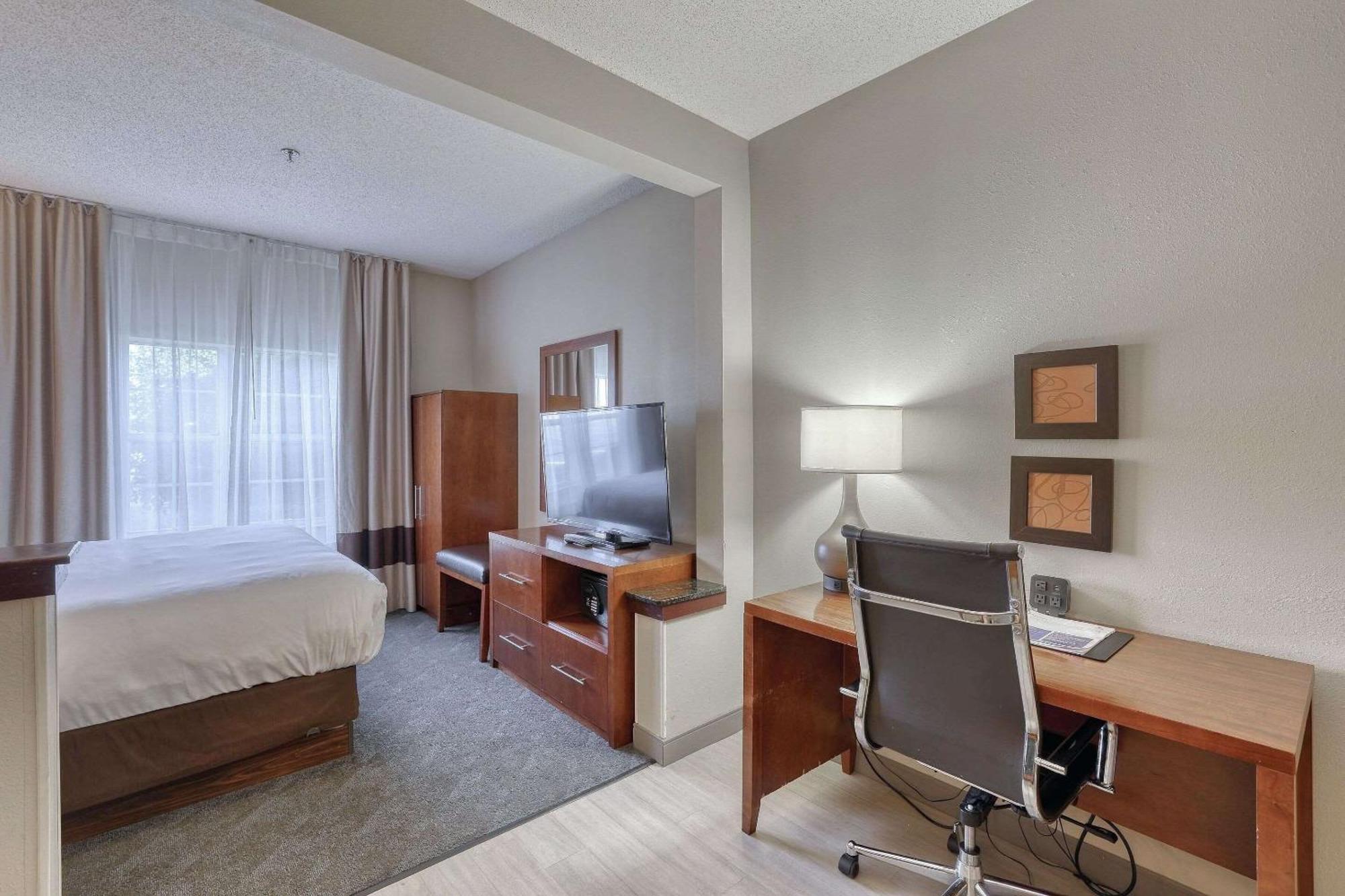 Comfort Suites Appleton Airport Buitenkant foto